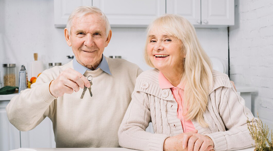 senior-couple-with-keys