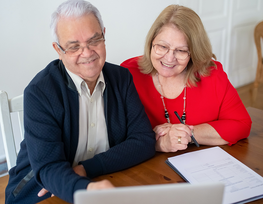 senior-couple-applying-for-insurance